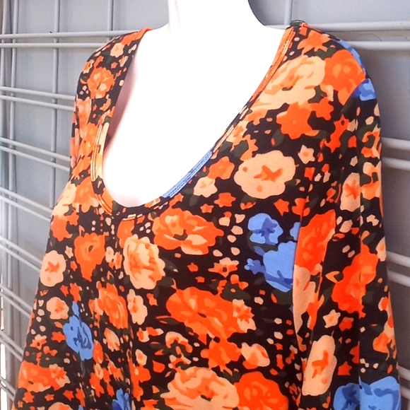 LulaRoe Floral Perfect T Top - Picture 8 of 11